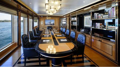 yacht Dilbar salle de conférences