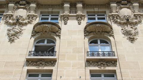 Blasons et cariatides parsèment la façade haussmannienne de l'immeuble rénové. © DR