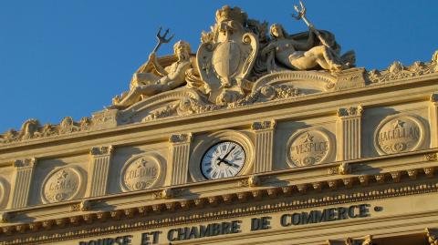 Horloge sur la façade du palais de la Bourse, à Marseille
