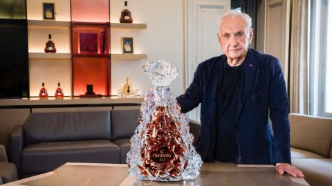 Frank Gehry et sa carafe de cognac Hennessy