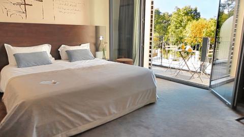 À la Villa Saint Antoine, le cadre enchanteur des suites avec balcon ont un petit parfum d'Italie. © DR