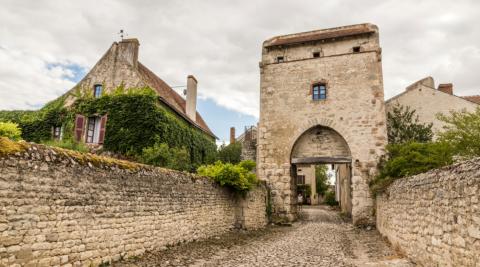 Village de Charrroux porte d'entrée médiévale