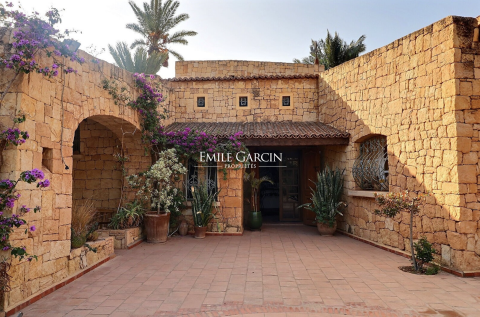 Villa de luxe à vendre sur la route de Fès à Marrakech. Villa de luxe à vendre sur la route de Fès à Marrakech. © Emile Garçin