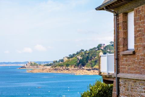 Une villa en granit située sur la Côte de Granit Rose, dans le nord de la Bretagne.