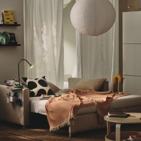 Canapé convertible dans une chambre moderne 