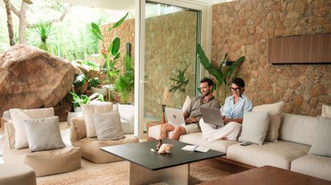 Couple qui travaille dans leur villa de luxe