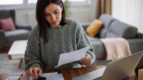 Faites le point sur votre consommation habituelle pour choisir la bonne puissance pour votre compteur électrique. © damircudic - Getty images