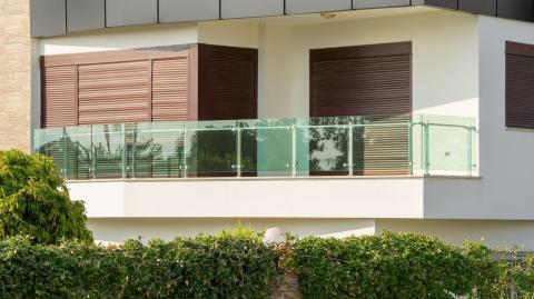 Installés par un professionnel, les volets roulants vous assurent la sécurité, le confort et l'isolation du logement. © mister Big - Getty images