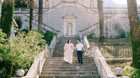 Couple de mariés prenant la pose dans un domaine en Nouvelle-Aquitaine
