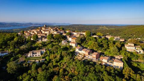 Vue aérienne du village de Gassin, dans le Var 