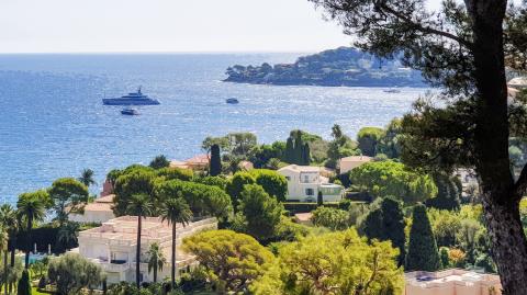Vue sur le bord de mer de Saint-Jean-Cap-Ferrat depuis l'intérieur des terres
