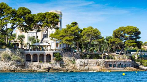Côte près de la plage exclusive de Paloma, dans la baie de l'Anse de la Scalette, dans le sud de la France. © Getty Images
