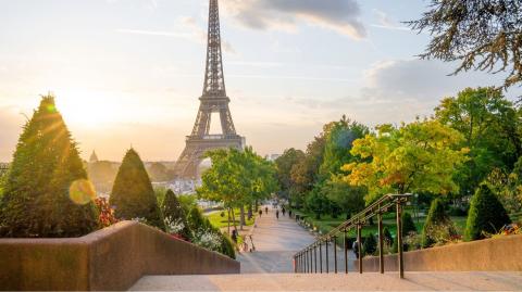 La Tour Eiffel au levé du jour.