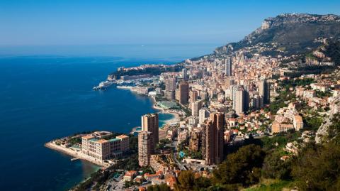 Vue panoramique sur Monte-Carlo et la Principauté de Monaco depuis les hauteurs de la Côte d’Azur.