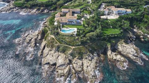 Vue aérienne d'une villa avec piscine au bord de la Méditerranée, au sein de la résidence privée Les Parcs à Saint-Tropez.