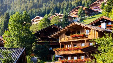 Chalets en bois dans un paysage alpin en été
