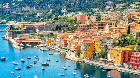  Vue panoramique sur la baie et les collines de la French Riviera. ©Getty Images