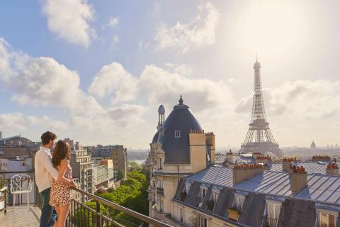 À Paris, une terrasse redéfinit le confort de vie et la façon d’habiter la capitale. © Getty Images