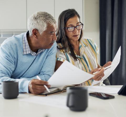 Un couple assis ensemble devant des documents administratifs