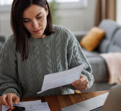 Faites le point sur votre consommation habituelle pour choisir la bonne puissance pour votre compteur électrique. © damircudic - Getty images