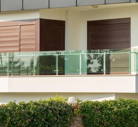 Installés par un professionnel, les volets roulants vous assurent la sécurité, le confort et l'isolation du logement. © mister Big - Getty images