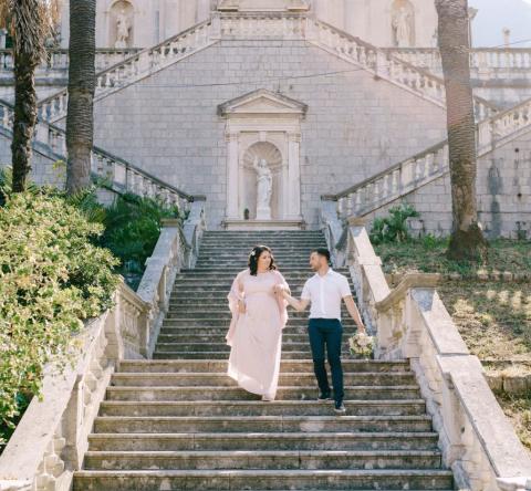 Couple de mariés prenant la pose dans un domaine en Nouvelle-Aquitaine