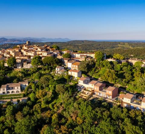 Vue aérienne du village de Gassin, dans le Var 