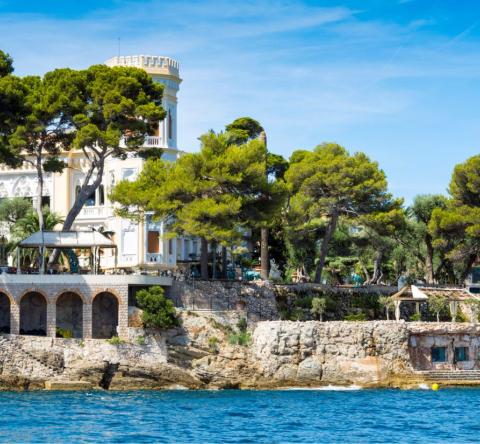 Côte près de la plage exclusive de Paloma, dans la baie de l'Anse de la Scalette, dans le sud de la France. © Getty Images