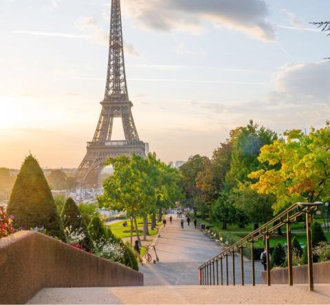 La Tour Eiffel au levé du jour.