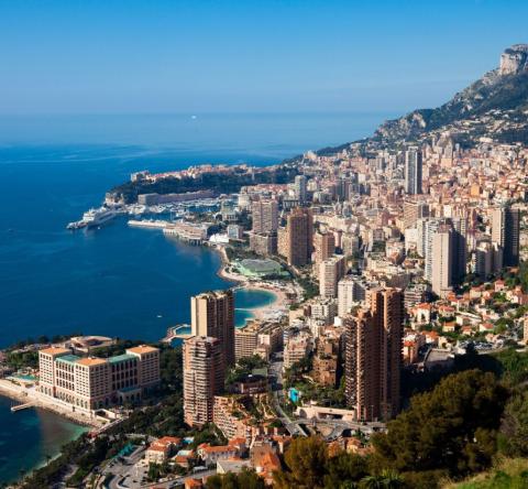 Vue panoramique sur Monte-Carlo et la Principauté de Monaco depuis les hauteurs de la Côte d’Azur.