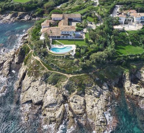 Vue aérienne d'une villa avec piscine au bord de la Méditerranée, au sein de la résidence privée Les Parcs à Saint-Tropez.