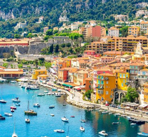  Vue panoramique sur la baie et les collines de la French Riviera. ©Getty Images