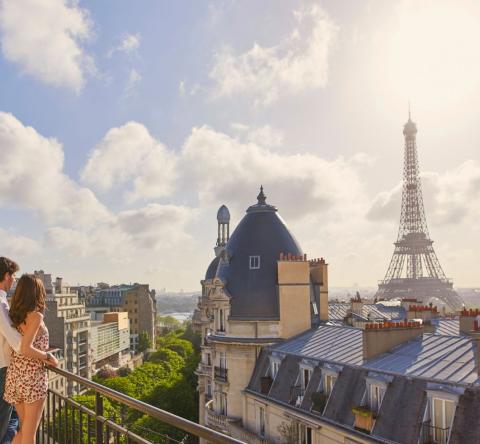 À Paris, une terrasse redéfinit le confort de vie et la façon d’habiter la capitale. © Getty Images