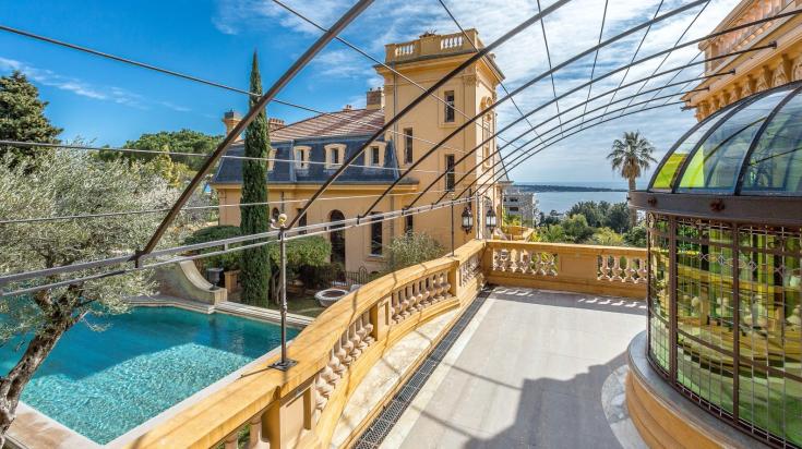 Décoration intérieure d'une villa luxueuse avec sa piscine à débordement  vue mer au Cap d'Antibes - Cabinet d'architecte luxe sur la Cote d'Azur  Provence Alpes-Maritimes - Vielliard & Francheteau Architectures