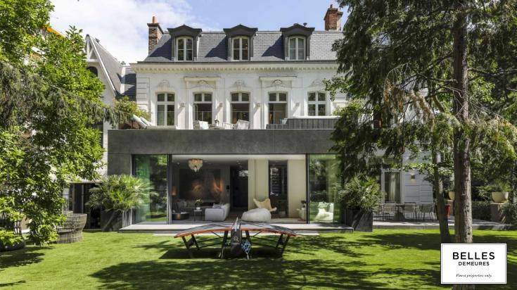 A villa surrounded by greenery in the village of Auteuil, in Paris ...